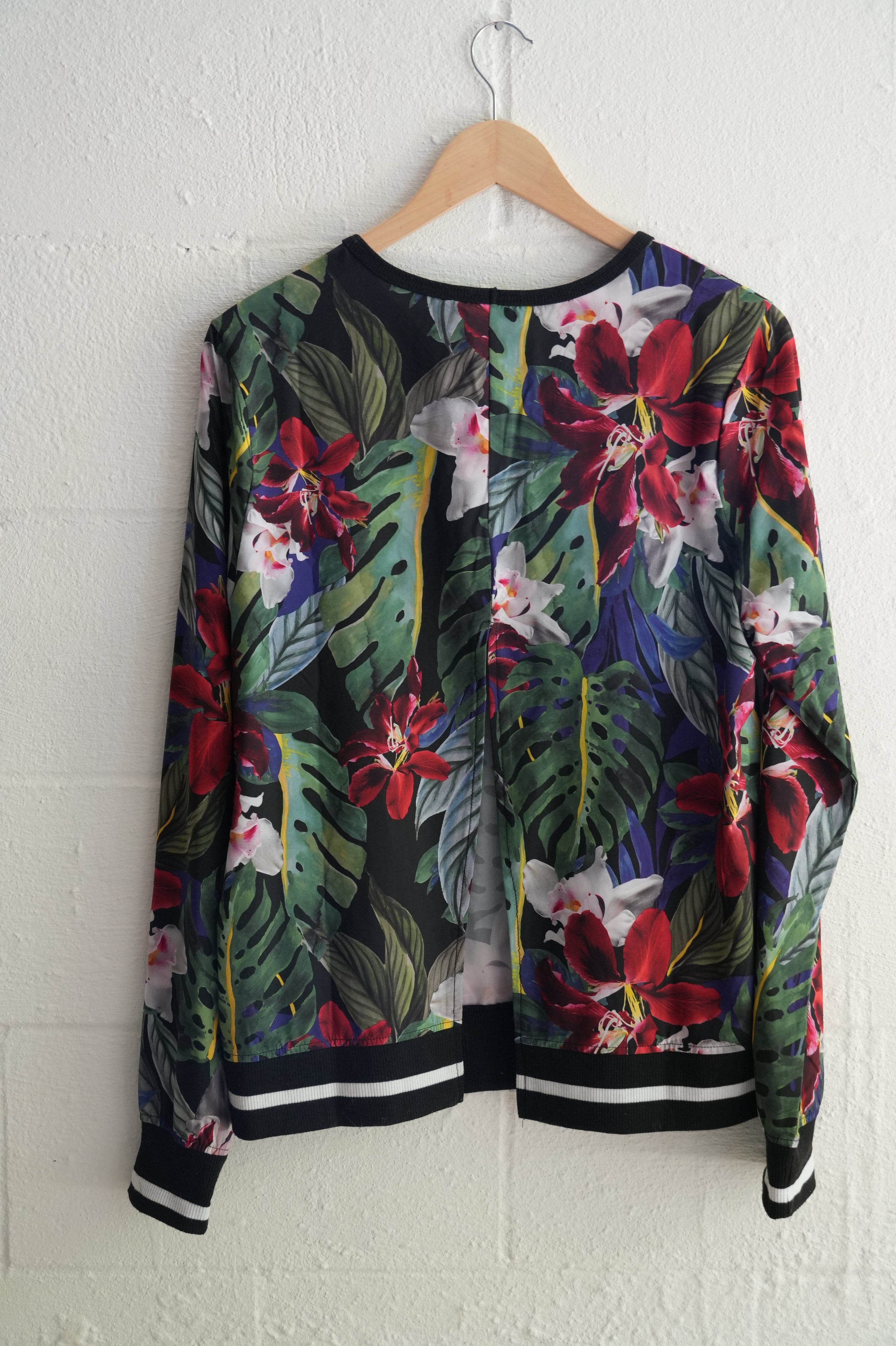 C&C California Black Multi-Color Floral Print Pullover Sweatshirt Size Medium