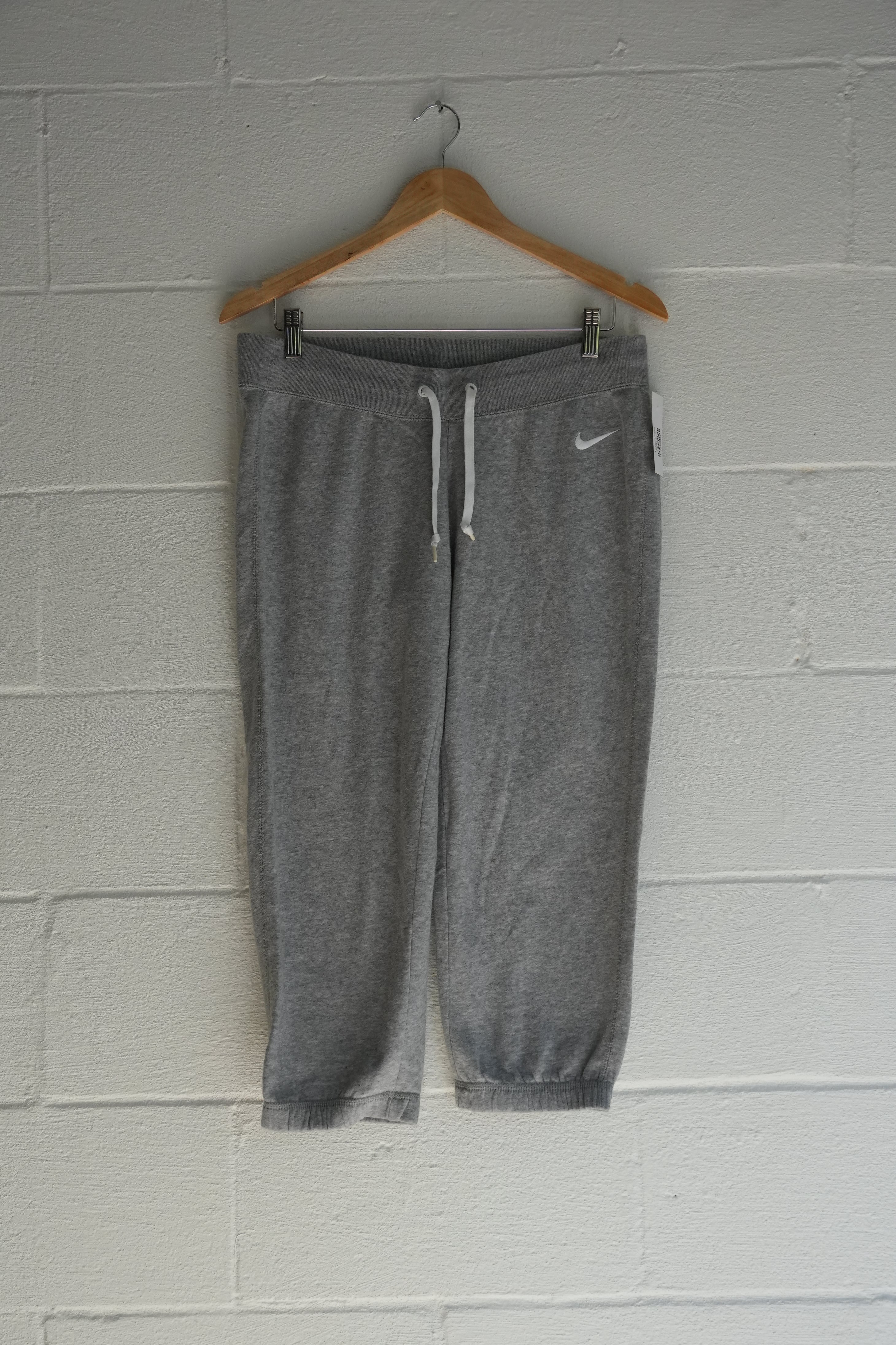 Nike Gray Cropped Fleece Capri Sweatpants with Swoosh Logo Size Medium