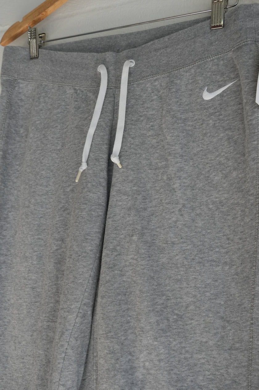 Nike Gray Cropped Fleece Capri Sweatpants with Swoosh Logo Size Medium