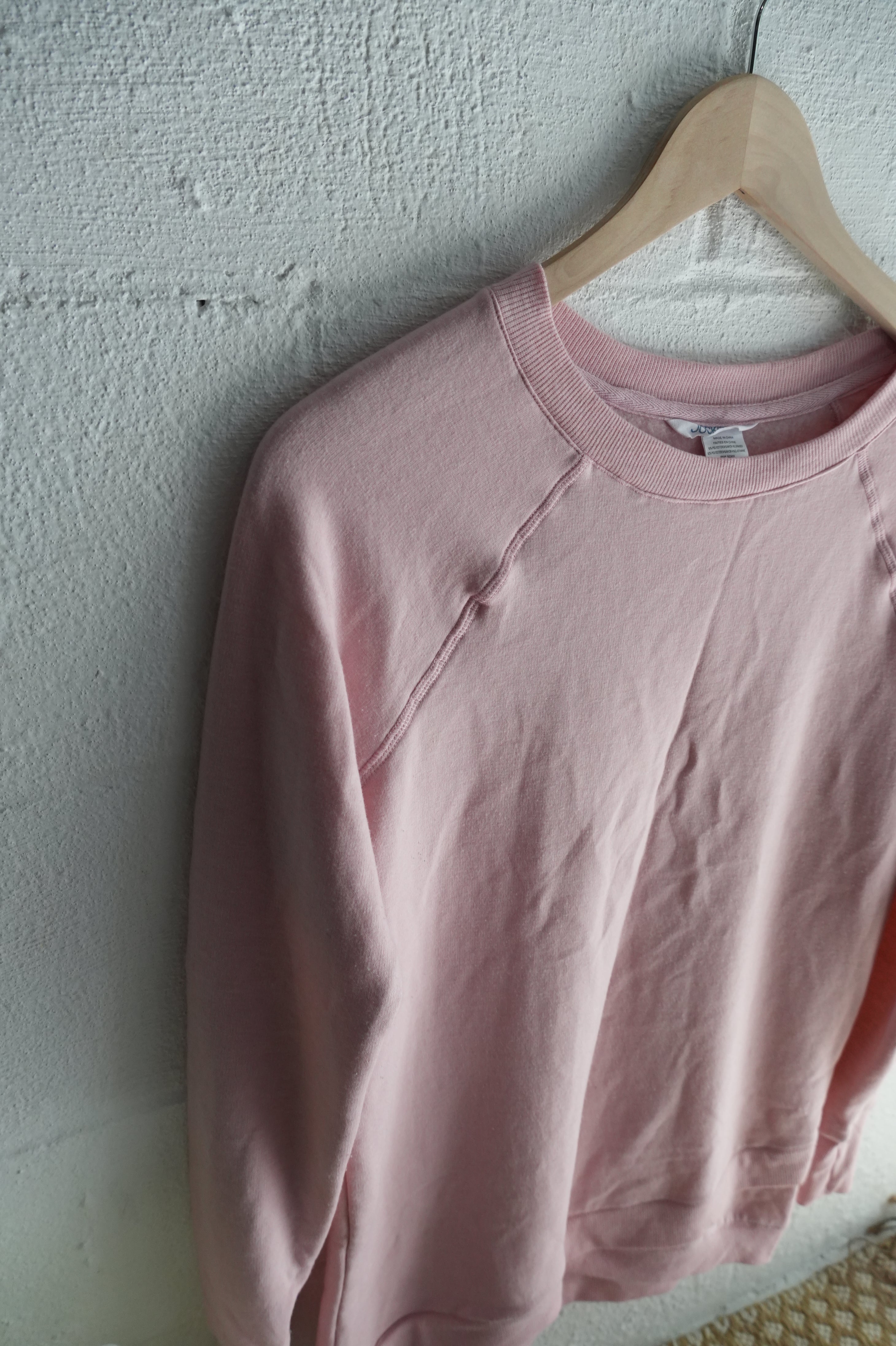 Jockey Pale Pink Raglan Crewneck Sweatshirt Size Small Sleeves have thumb holes