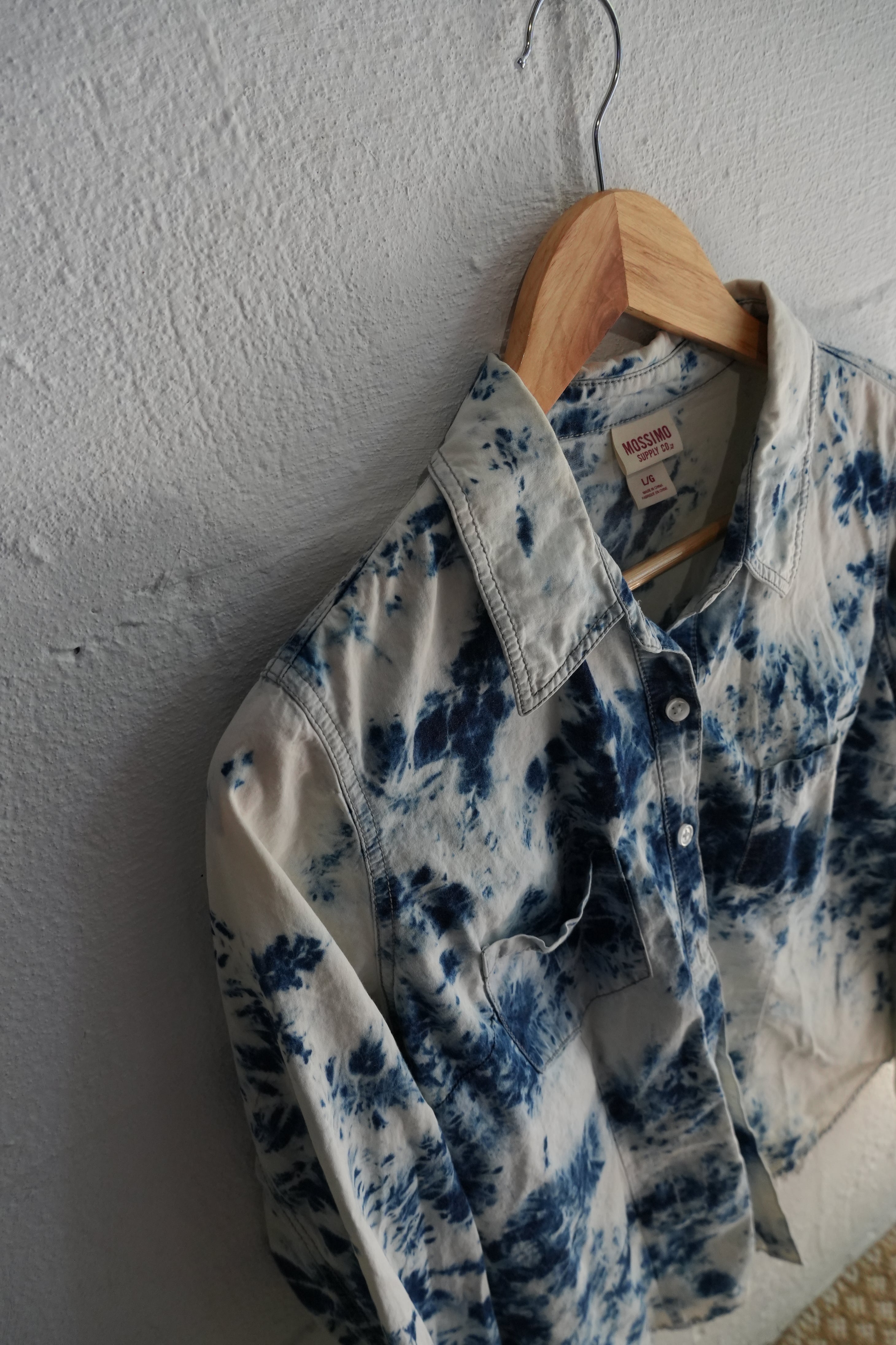 Mossimo Supply Co. Blue & White Tie-Dye Chambray Shirt Size Large