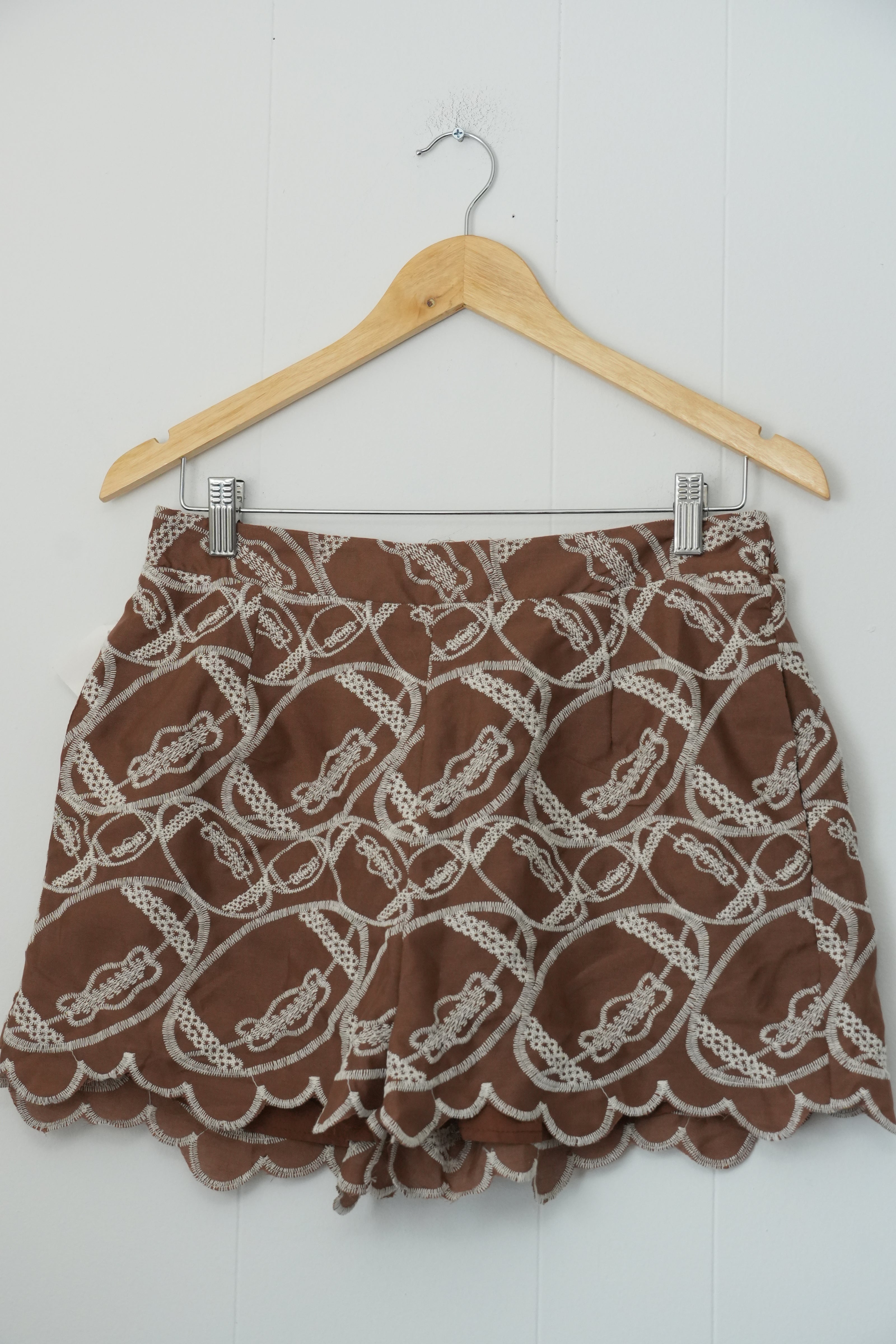 Rareraw Shorts Women Large Brown Embroidered Scallop Hem Lined Pockets