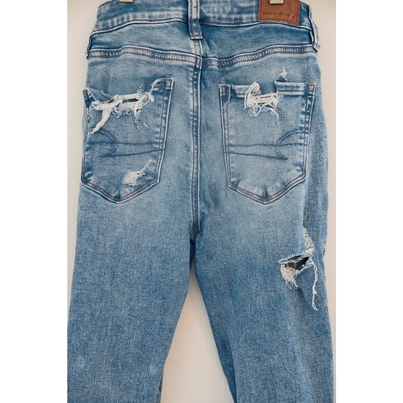 American Eagle Medium Wash Super Hi-Rise Distressed Jeggings Size 00