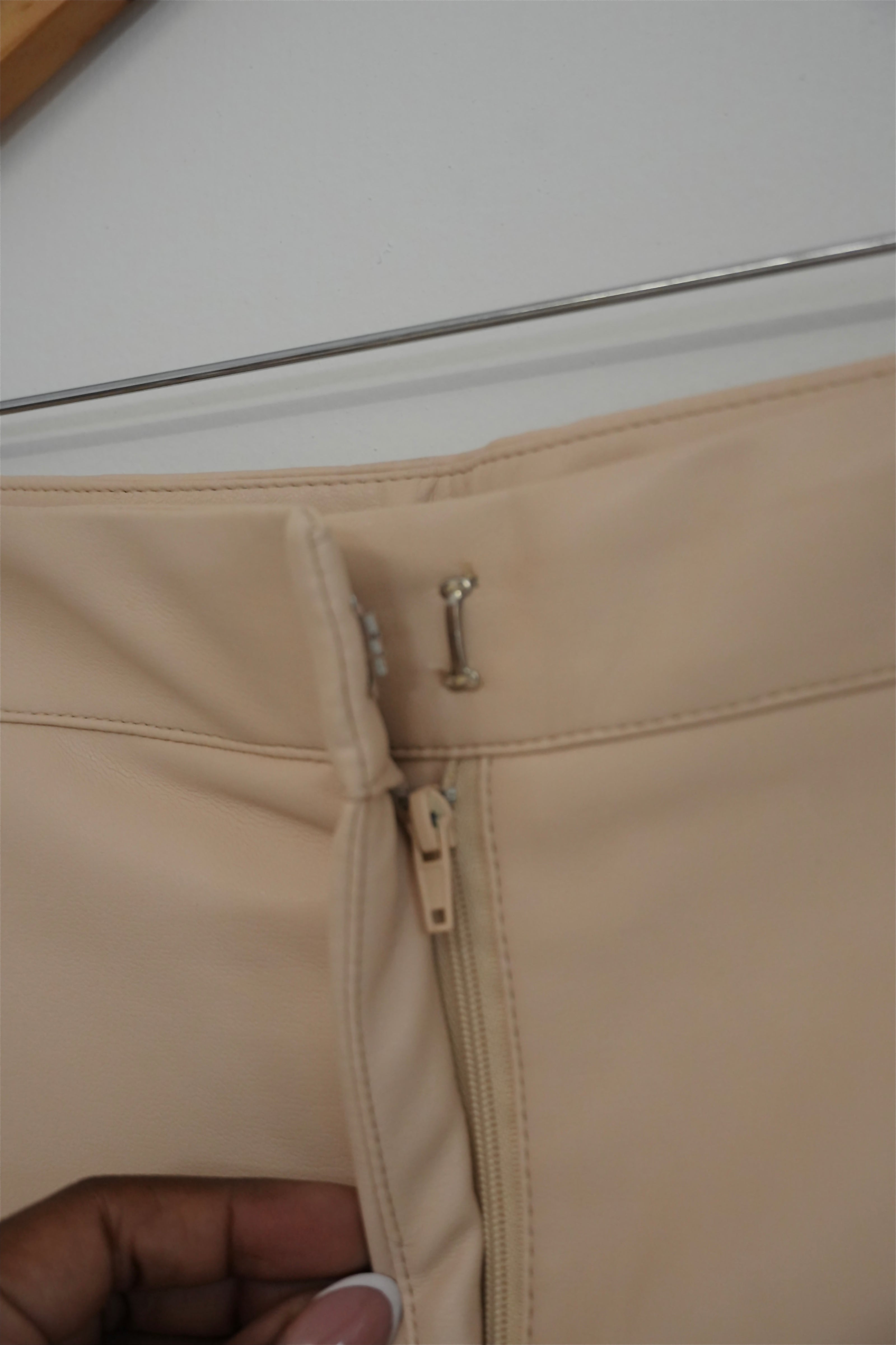 Bagatelle Collection Beige Faux Leather Pants Size Medium