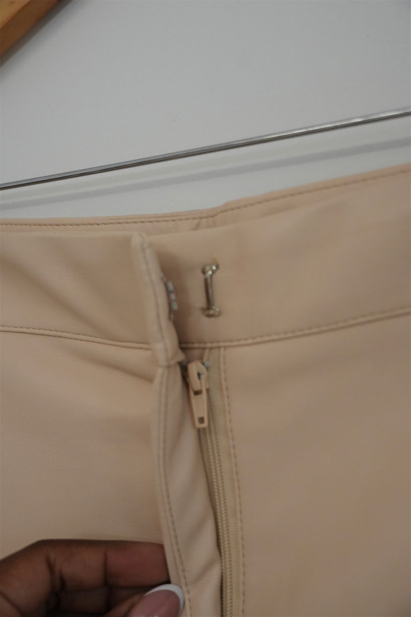 Bagatelle Collection Beige Faux Leather Pants Size Medium