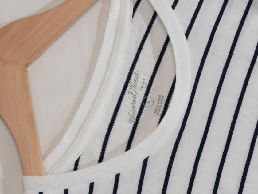 Universal Thread T-Shirt Women Extra Large White Navy Blue Striped Crew Neck Tee
