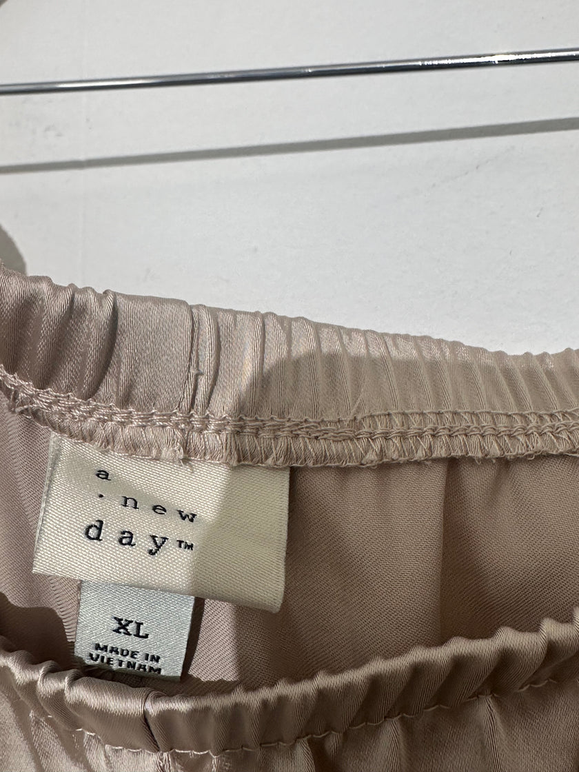 A new Day Taupe Flowing lounge pants XL