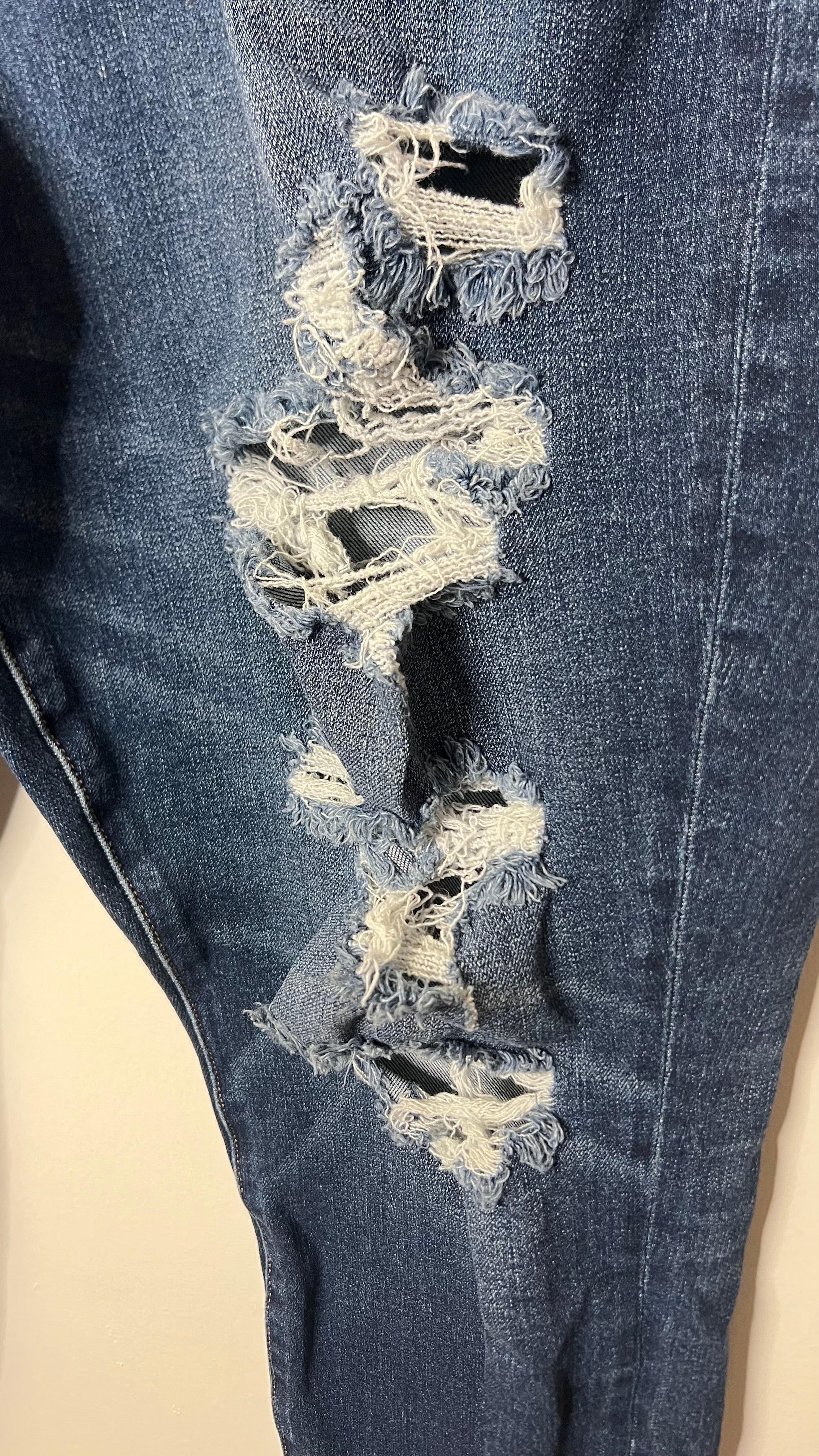 American Eagle Dark Wash Ripped Distressed 