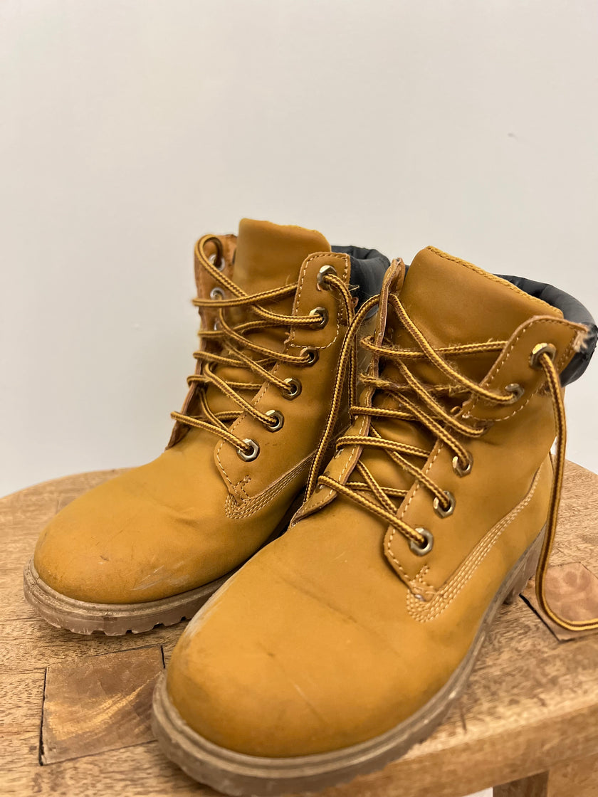 Women’s Tan Ankle Lace-Up Boots Size 7