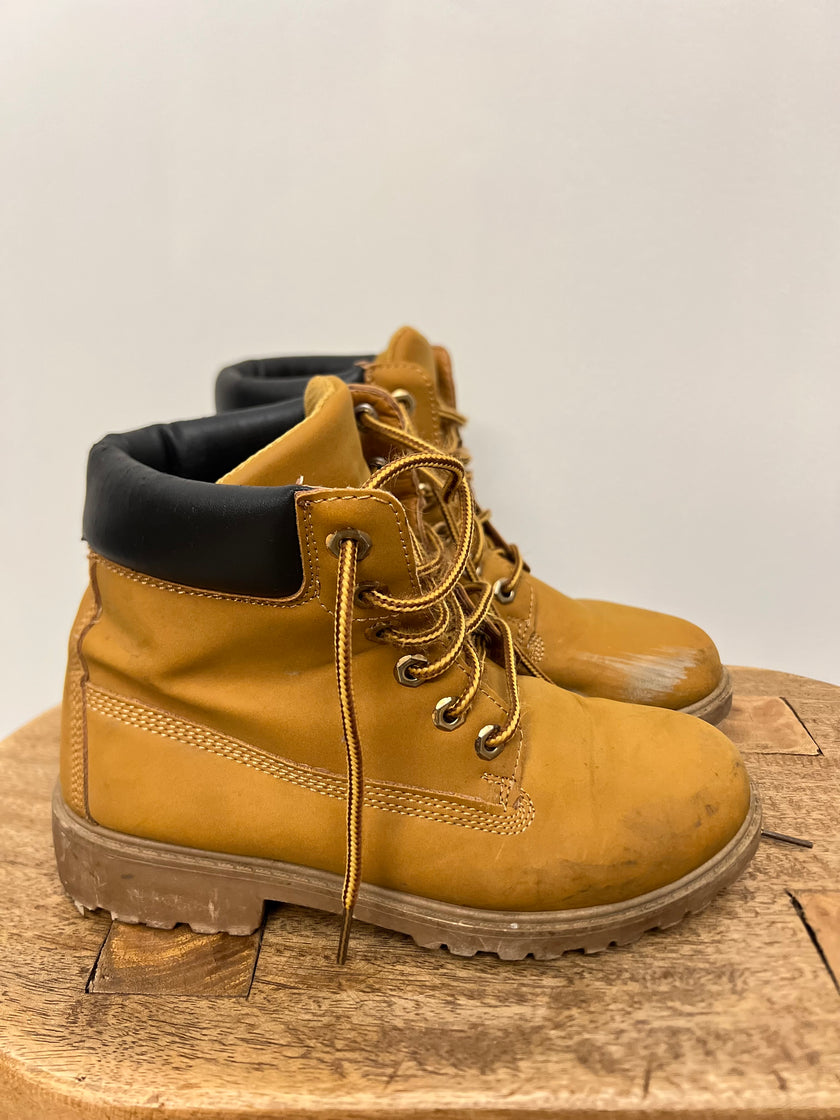 Women’s Tan Ankle Lace-Up Boots Size 7
