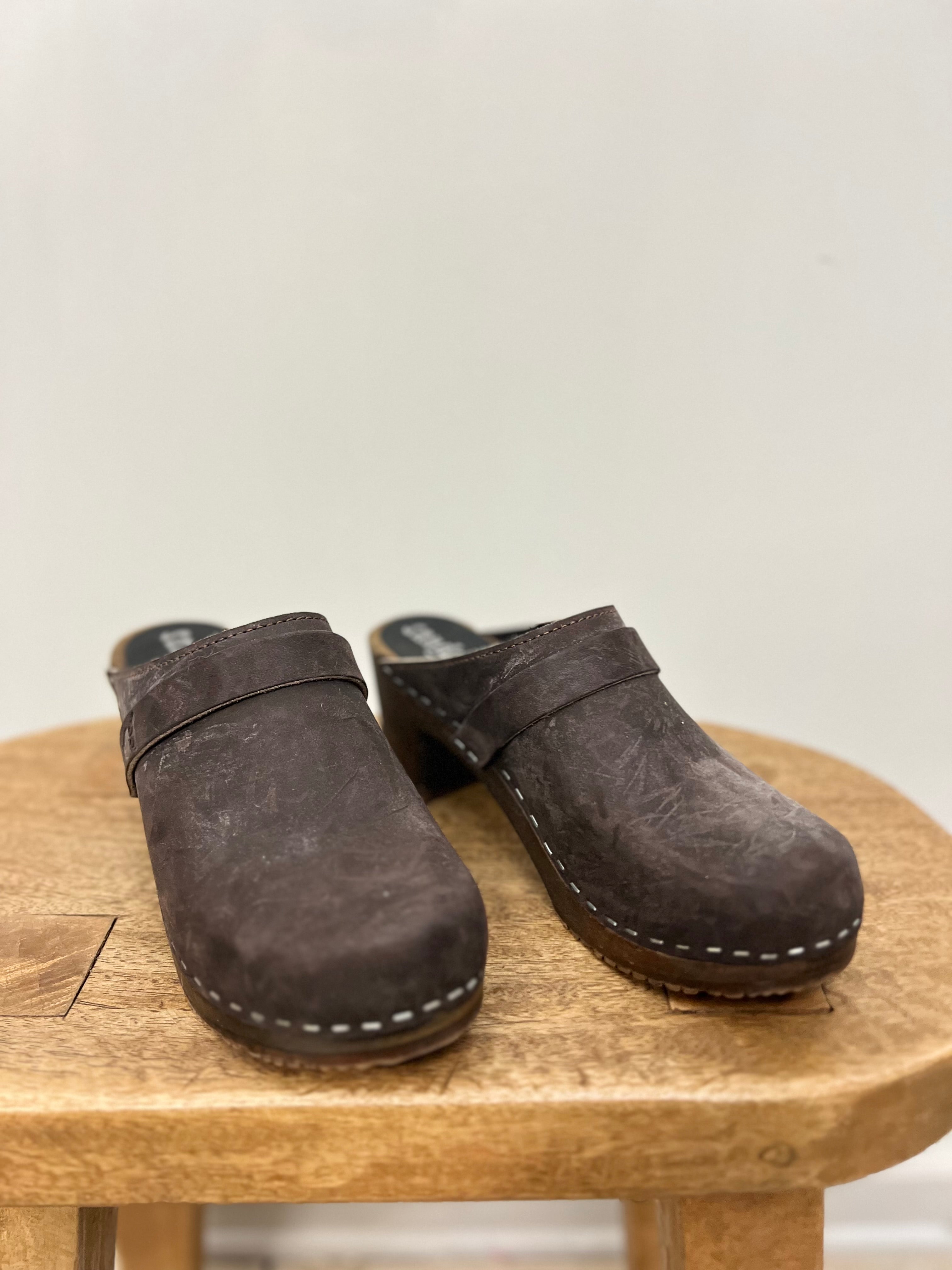 Sandgrens Dublin Classic Clog Mule in Fudge Size 37