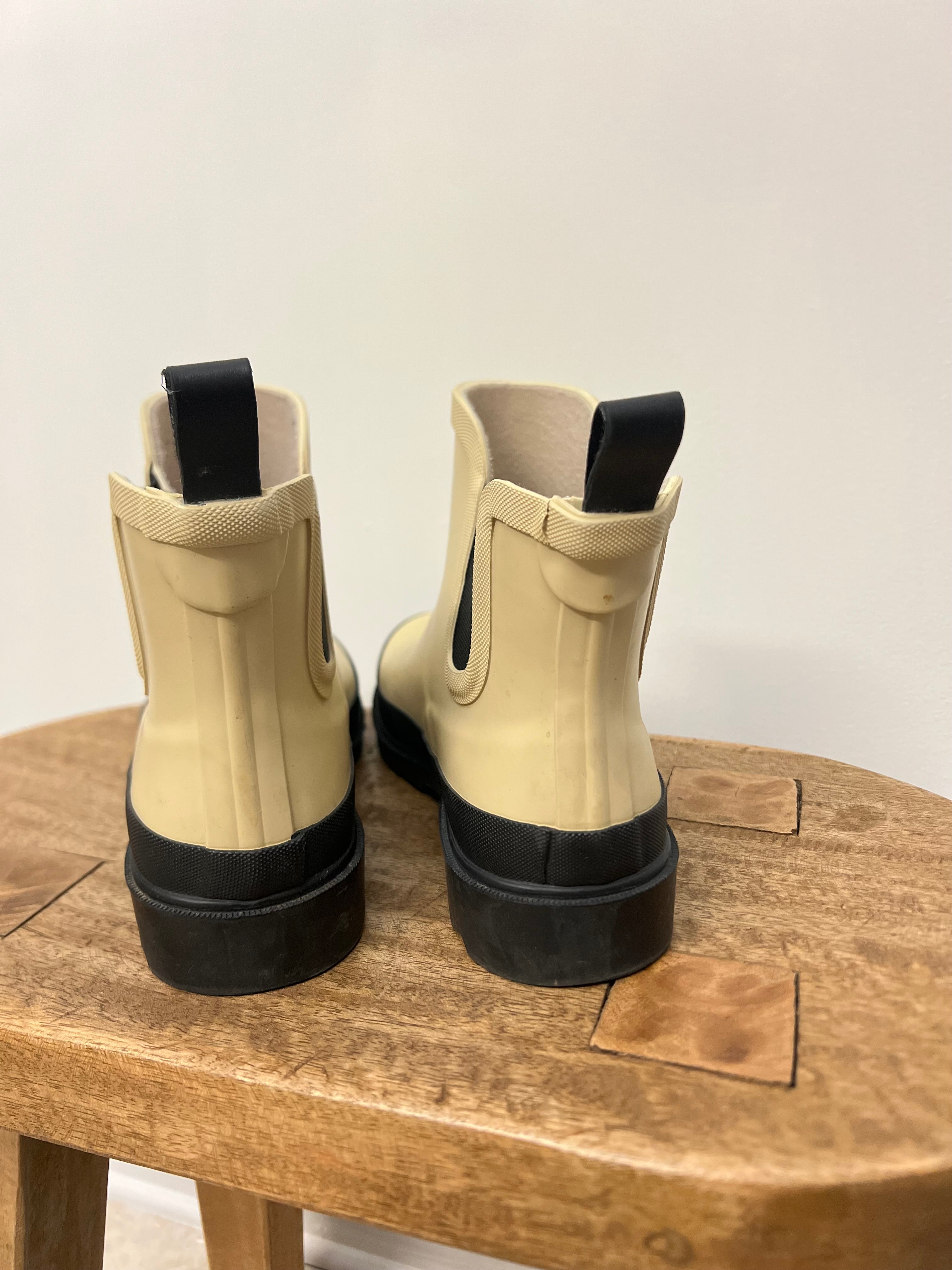 Women's Waterproof Rain Boots - Size 8 Wide - Tan/Black