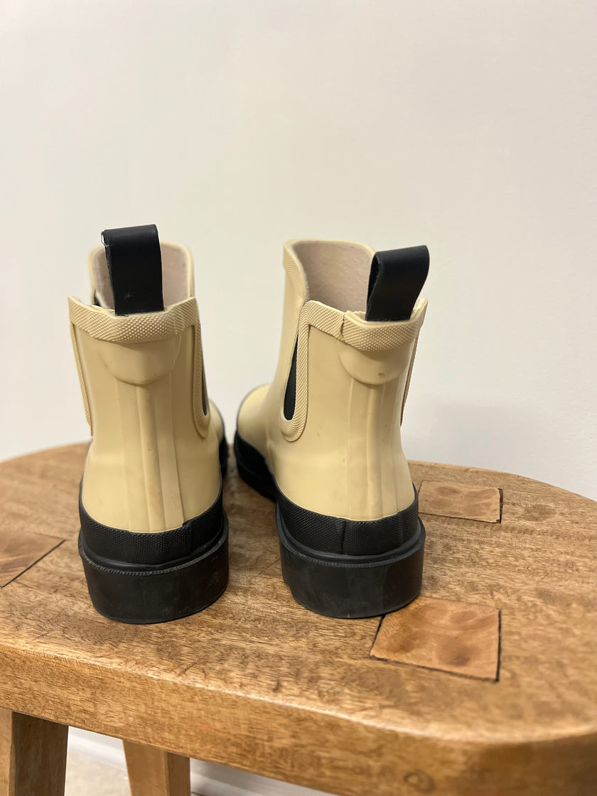 Women's Waterproof Rain Boots - Size 8 Wide - Tan/Black