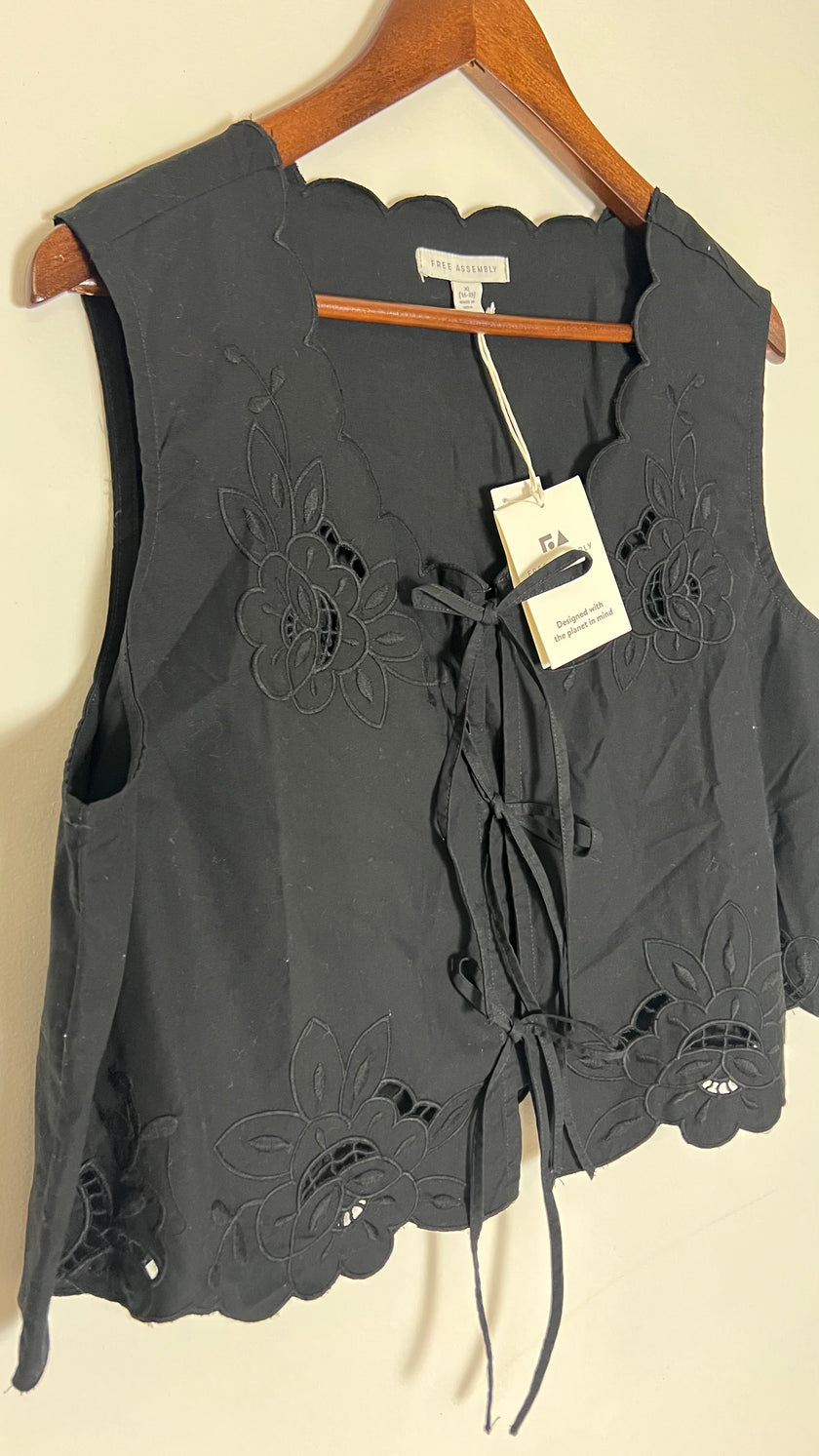 Free Assembly Black Cropped Tie Front Embroidered Top Size XL