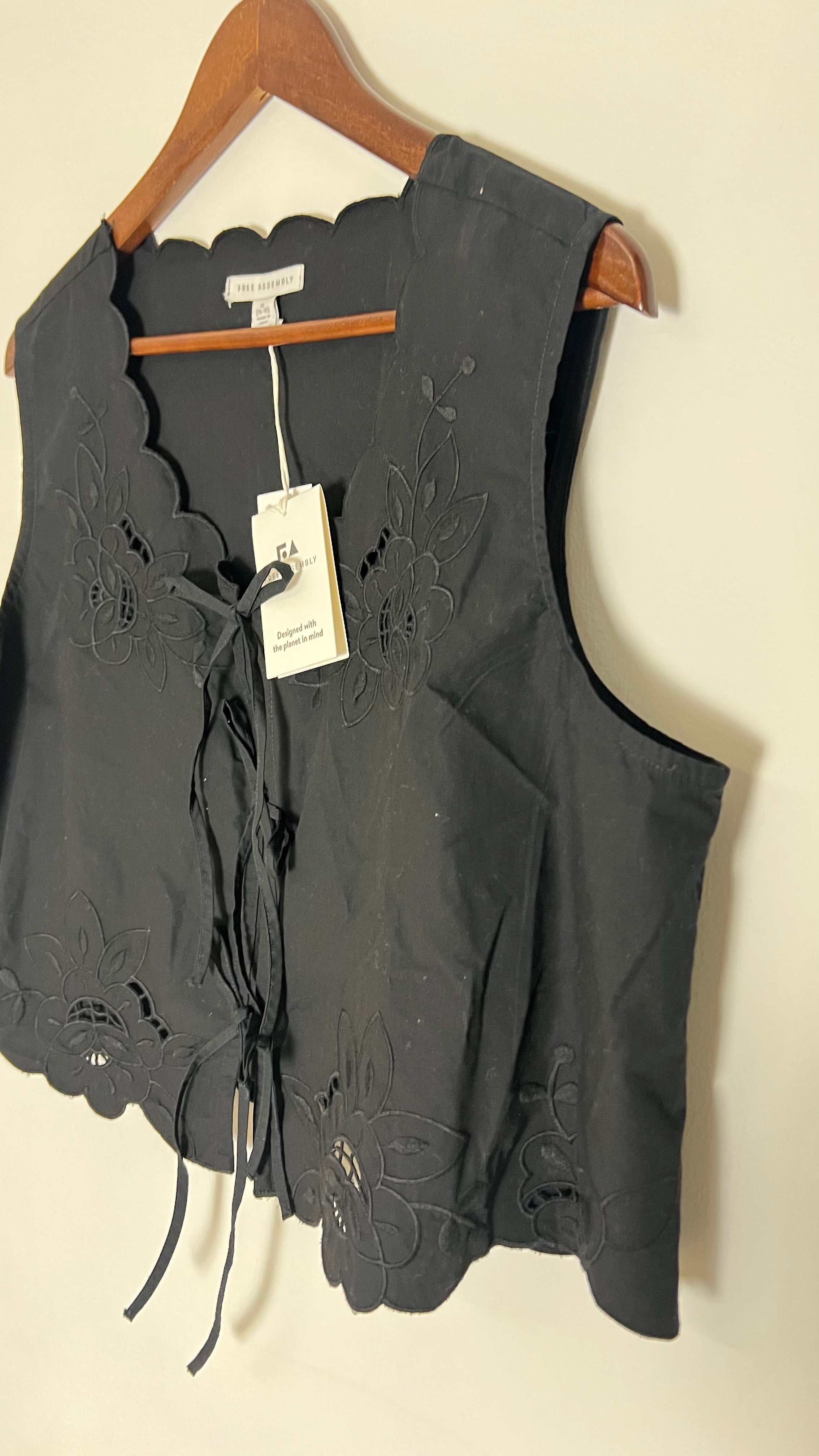 Free Assembly Black Cropped Tie Front Embroidered Top Size XL