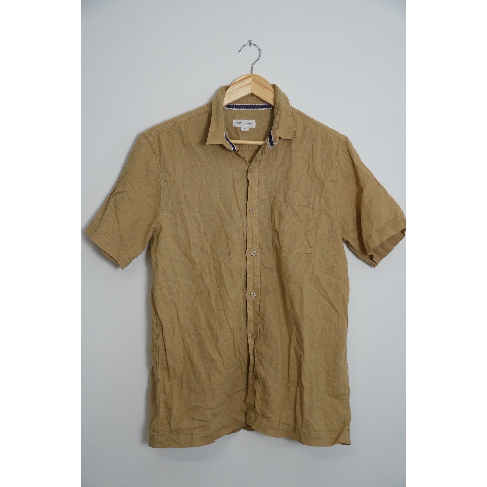 Sun and Stone Men’s Tan Linen Button Up Size medium